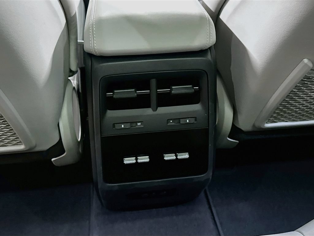 Used 2025 Porsche Macan 4S Electric AWD/4WD image 26