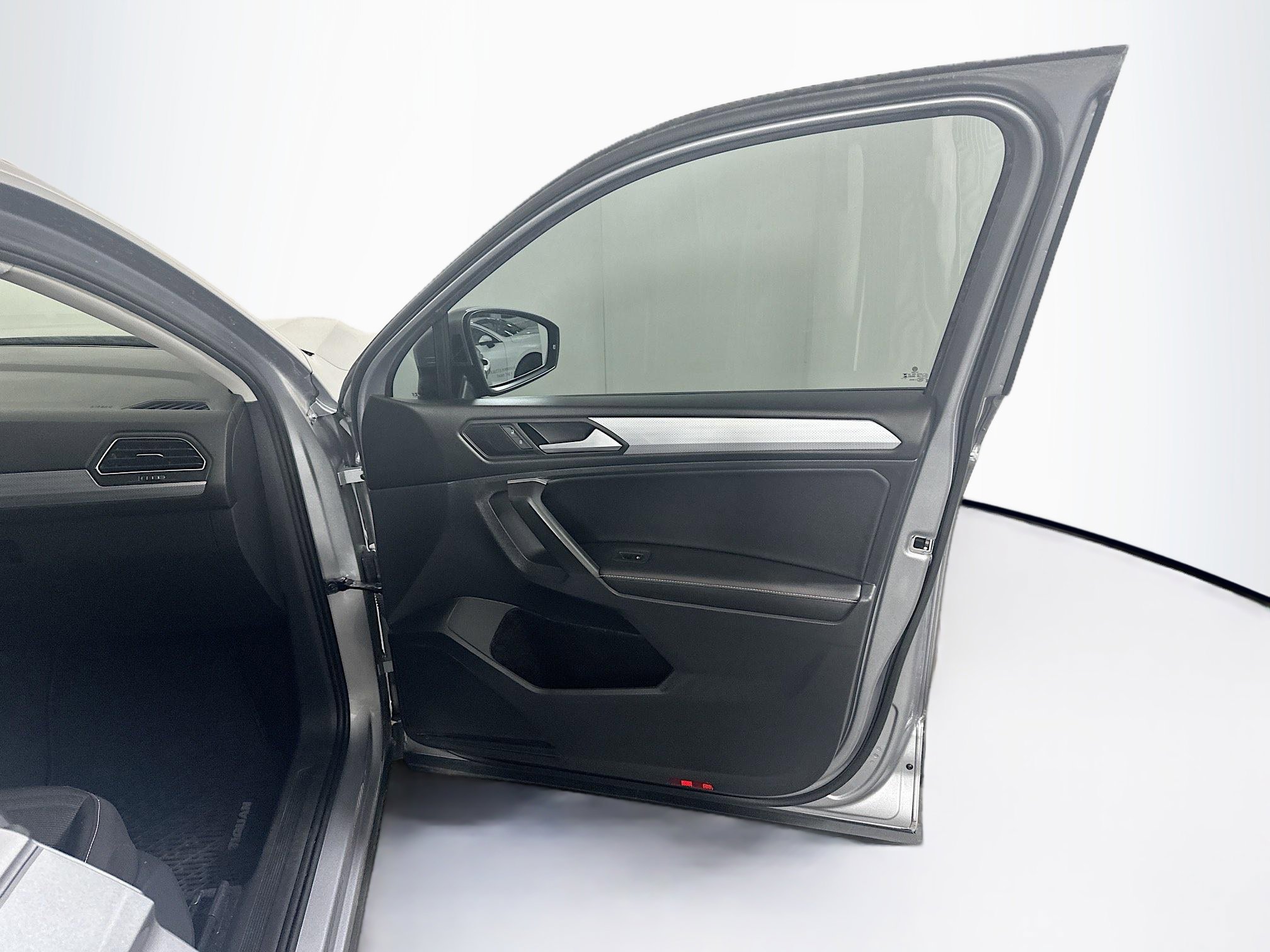 Used 2024 Volkswagen Tiguan S w/ MDO Package, Three-Row image 33