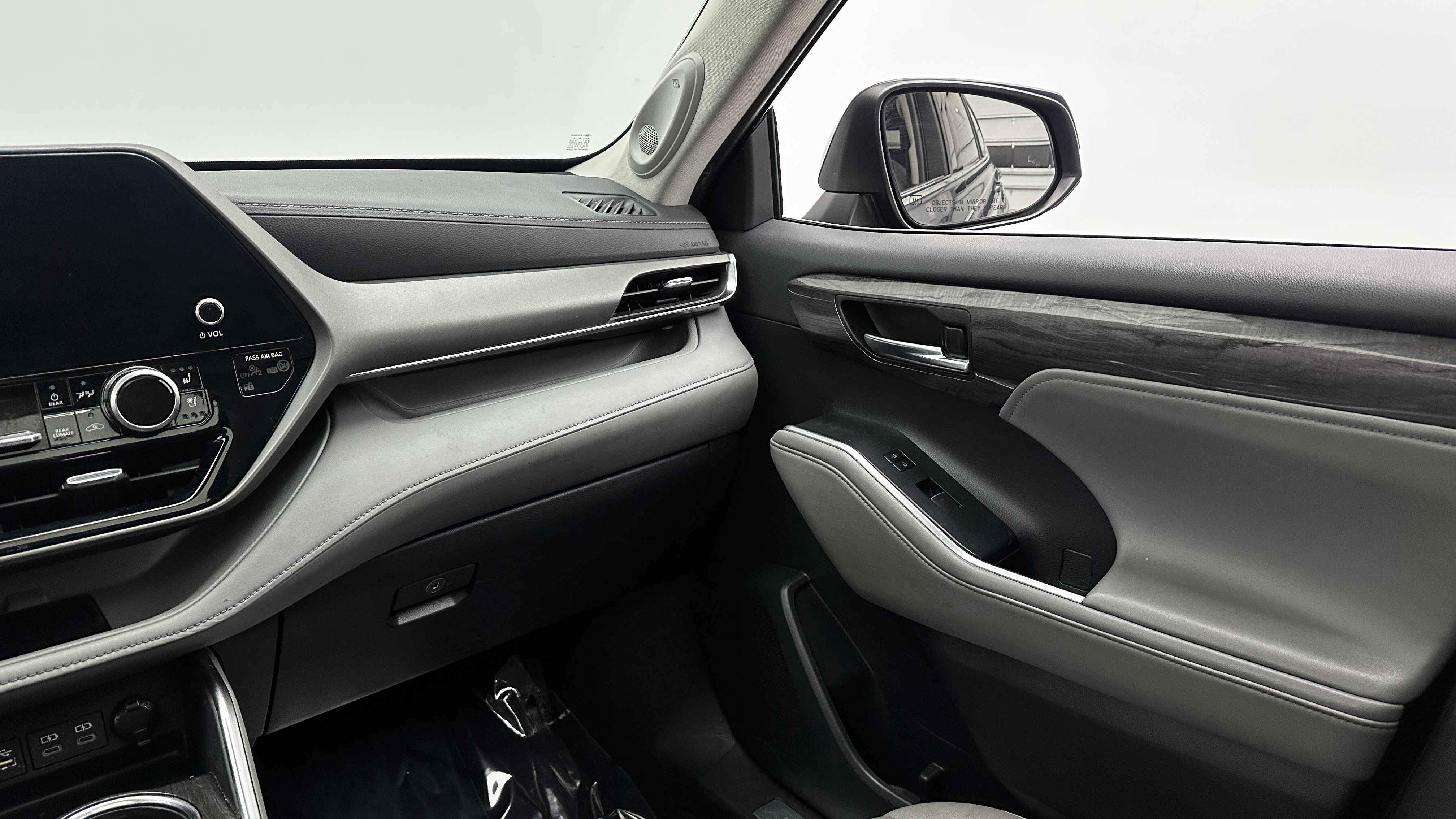 Used 2023 Toyota Highlander Limited FWD image 31