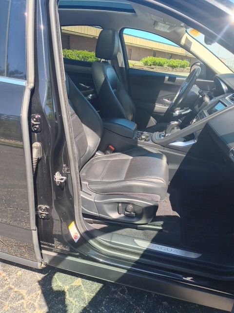 Used 2018 Jaguar E-PACE SE image 4