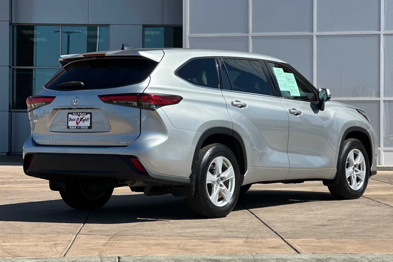 Used 2022 Toyota Highlander LE AWD/4WD image 4