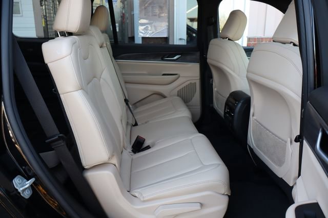 Used 2023 Jeep Grand Cherokee L Limited AWD/4WD image 45