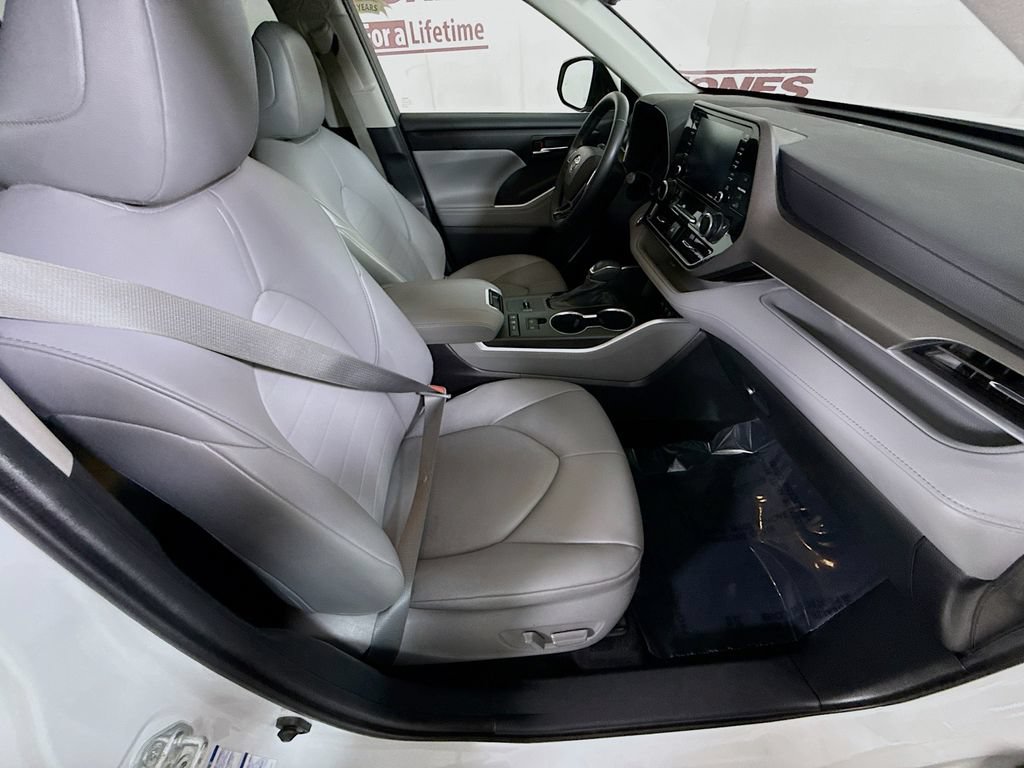 Certified 2021 Toyota Highlander XLE AWD/4WD image 34