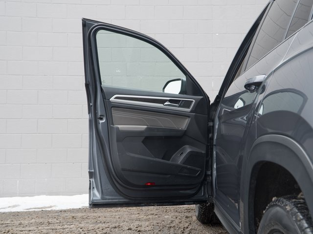 Used 2023 Volkswagen Atlas SE w/ Black Wheel Package image 15