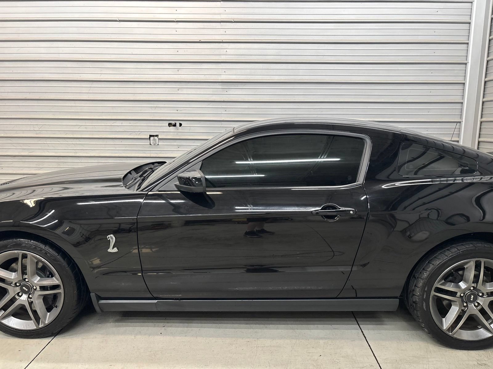 Used 2010 Ford Mustang Shelby GT500 RWD image 9