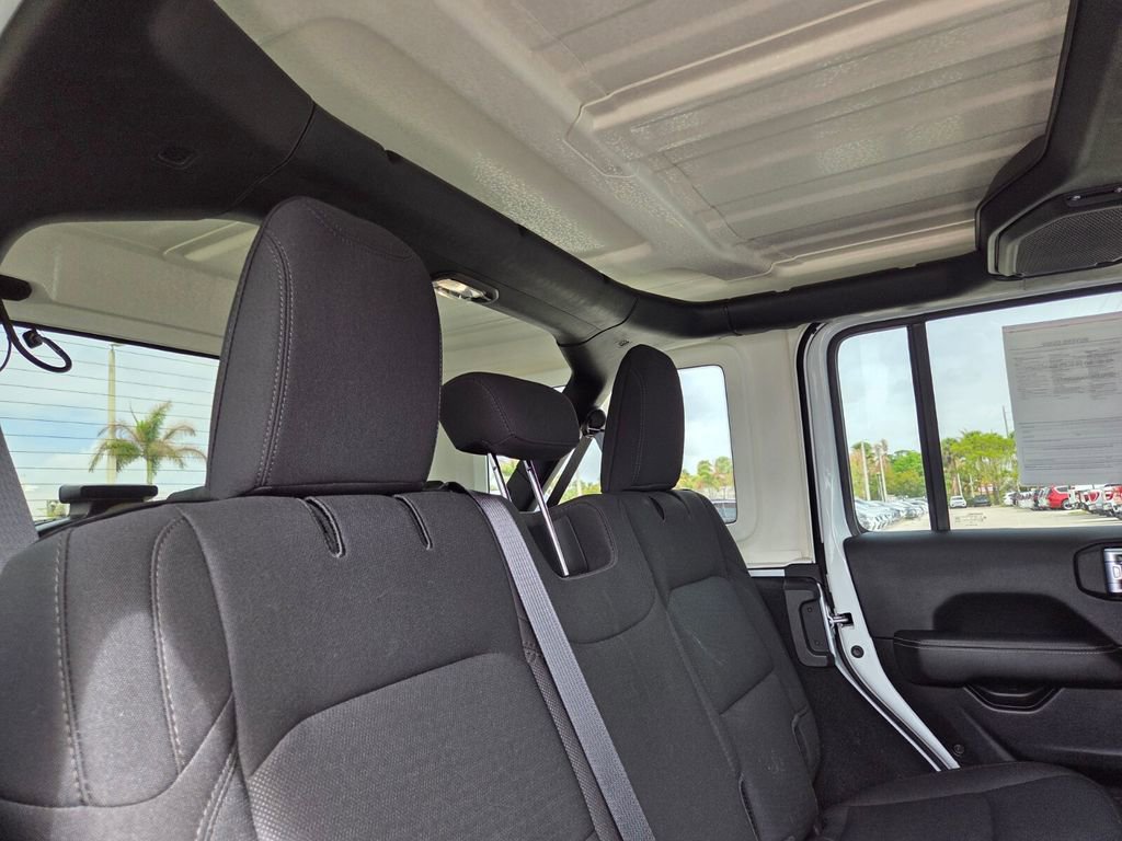 Used 2023 Jeep Wrangler Unlimited Sahara AWD/4WD image 14