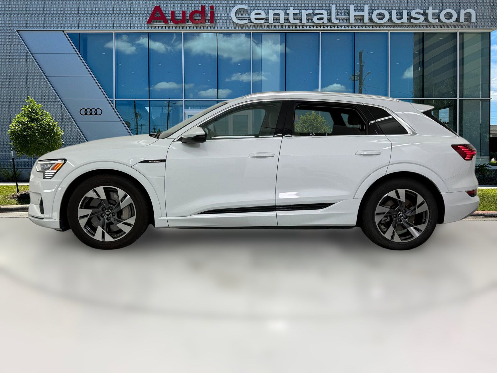 Used 2022 Audi e-tron Premium w/ Interior Protection Package image 2