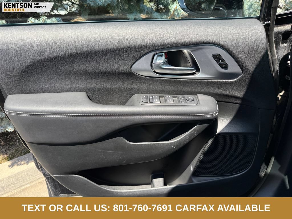 Used 2026 Chrysler Pacifica Limited FWD image 19
