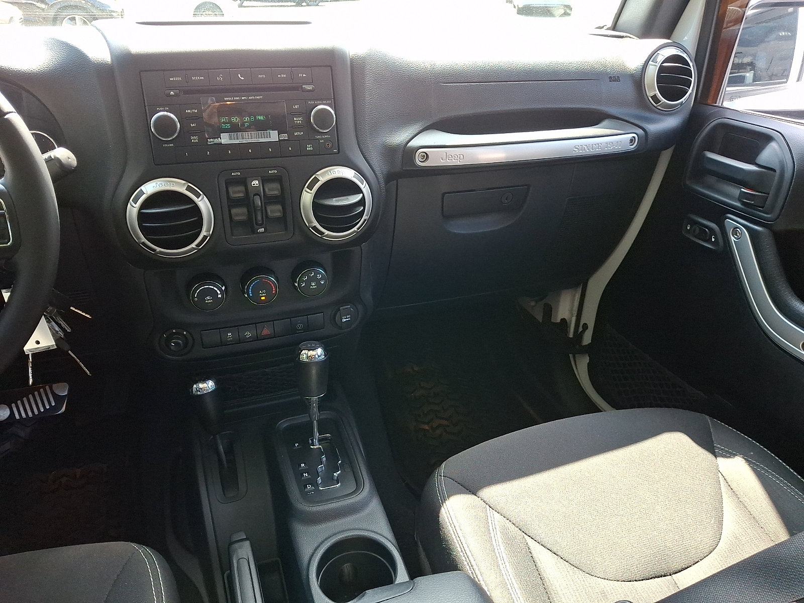 Used 2016 Jeep Wrangler Unlimited Sahara w/ Connectivity Group AWD/4WD image 16