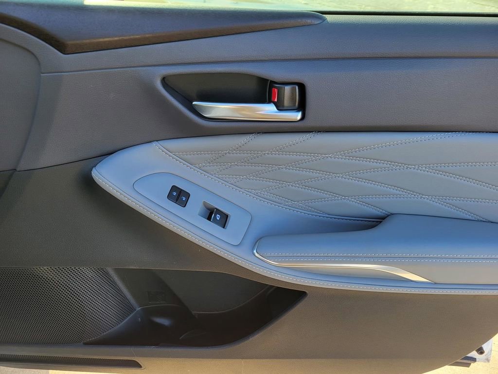 Used 2021 Toyota Avalon Limited image 7