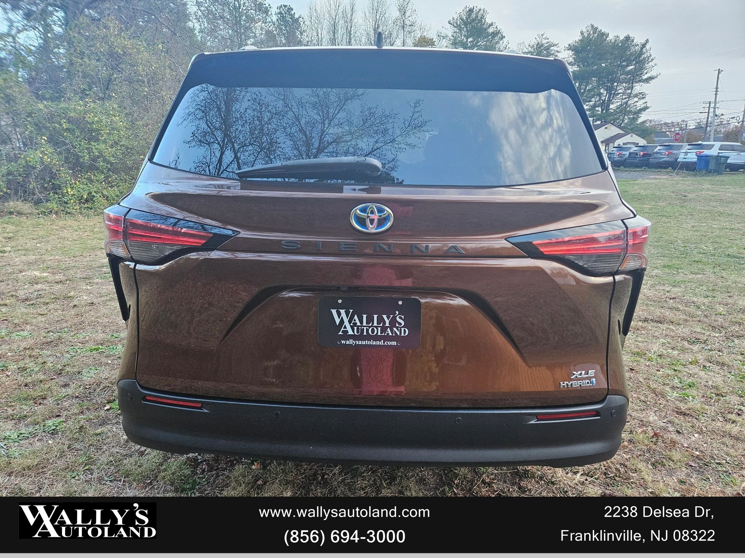 Used 2021 Toyota Sienna XLE image 4