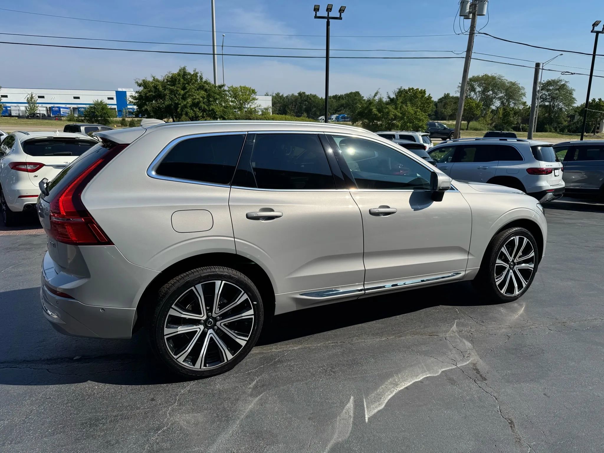 Used 2023 Volvo XC60 B5 Ultimate w/ Climate Package image 3