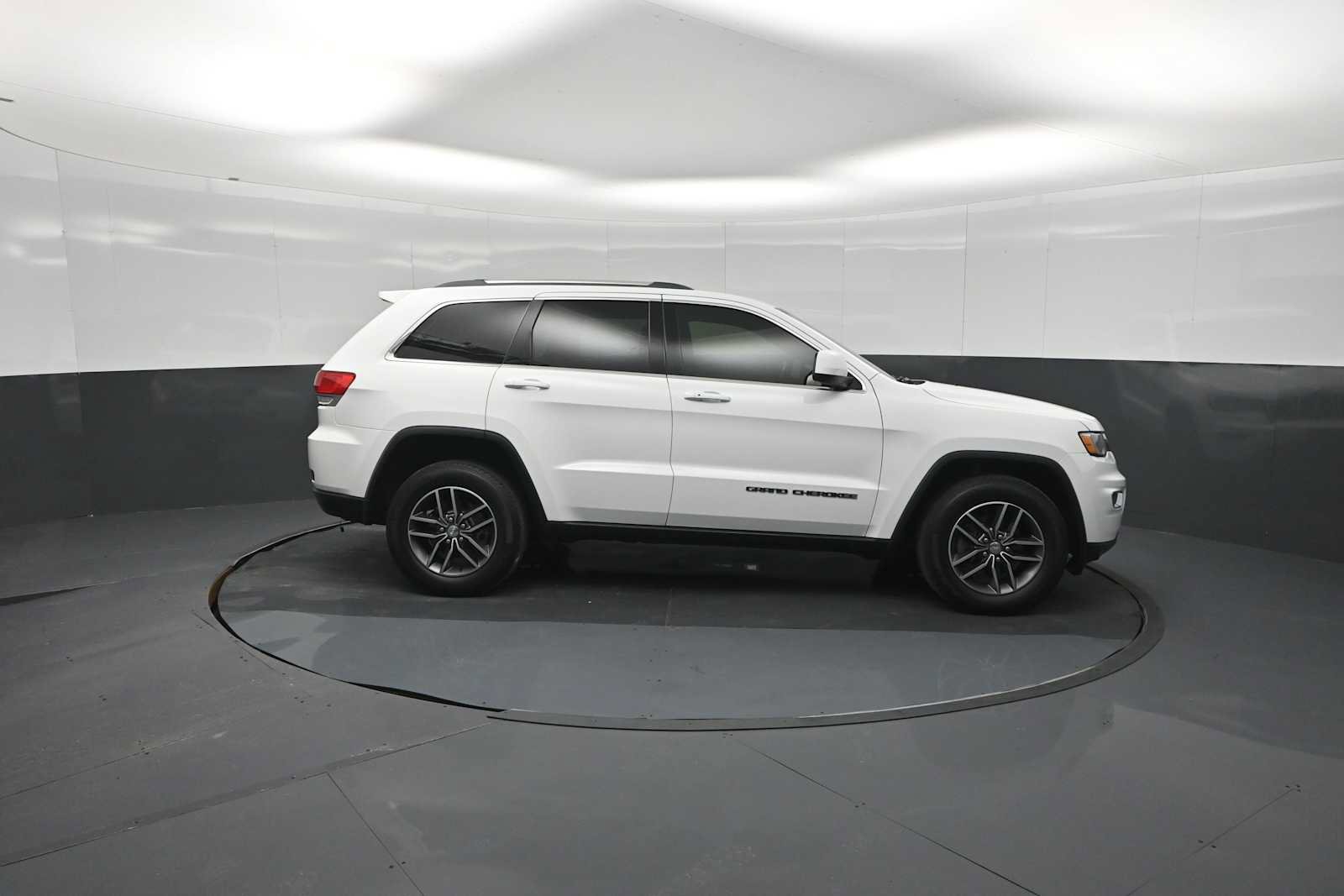 Used 2018 Jeep Grand Cherokee Laredo AWD/4WD image 42
