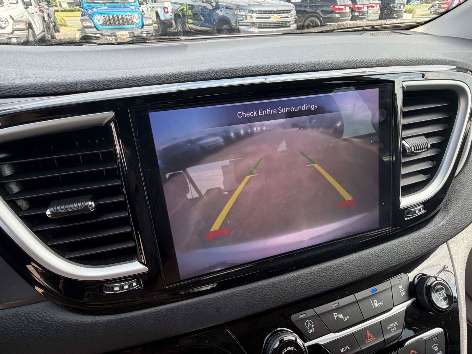 Used 2023 Chrysler Pacifica Touring-L FWD image 12