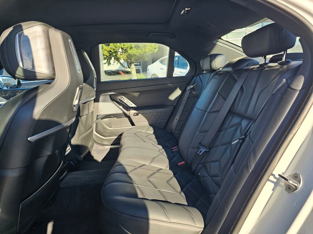 Used 2024 BMW 740i xDrive image 18