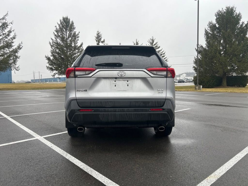 Used 2021 Toyota RAV4 XLE Premium image 9