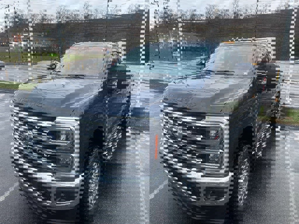 Used 2023 Ford F350 Lariat w/ Tow Technology Package image 3