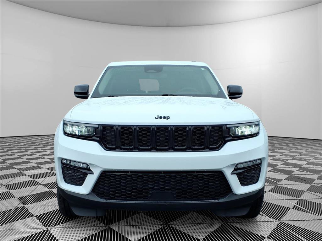 Used 2023 Jeep Grand Cherokee Limited w/ Luxury Tech Group II AWD/4WD image 2