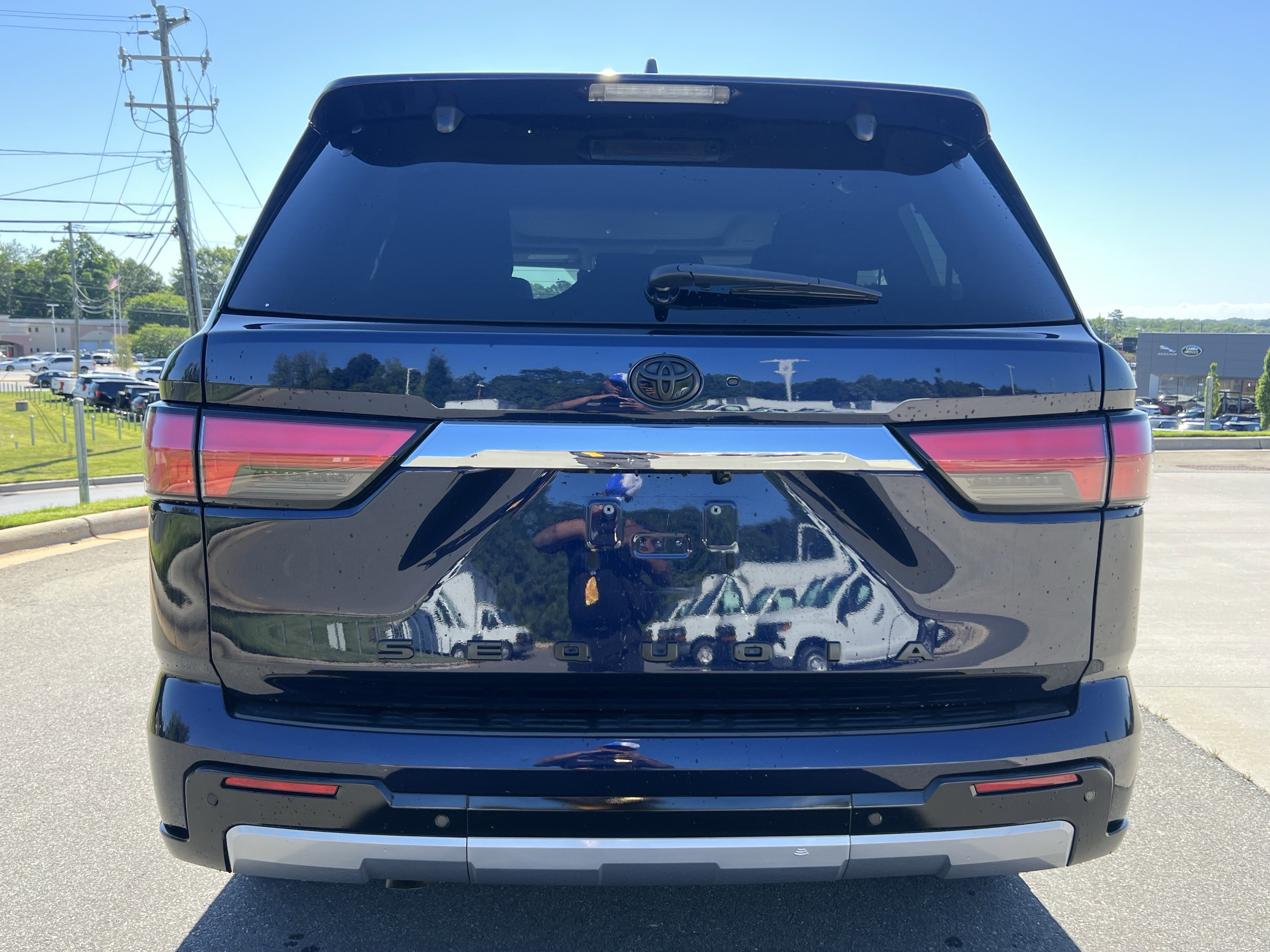 Used 2024 Toyota Sequoia Limited w/ Tow Technology Package AWD/4WD image 8