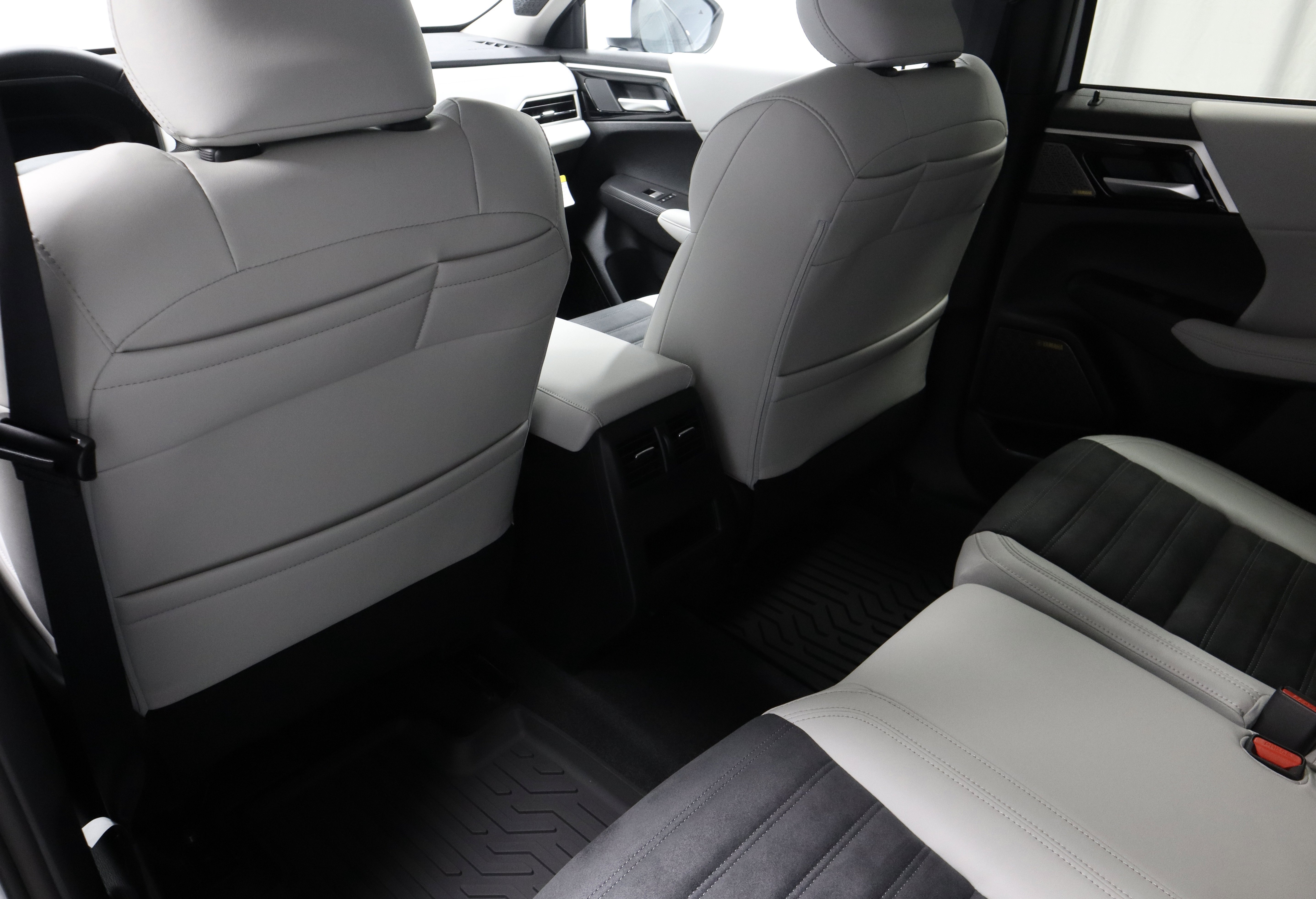 New 2026 Mitsubishi Outlander SE image 13