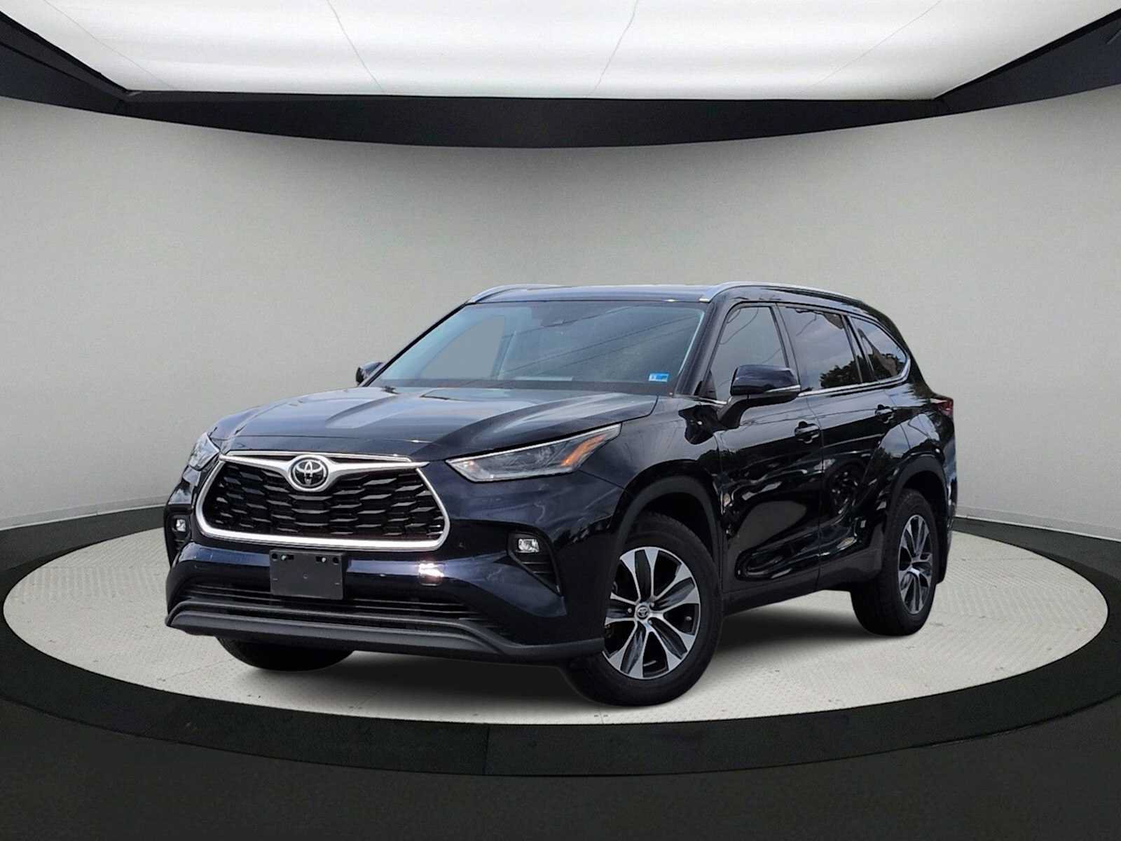 Used 2021 Toyota Highlander XLE AWD/4WD image 1