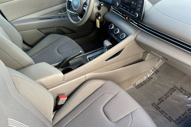 Used 2025 Hyundai Elantra SE image 16