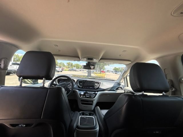 Used 2023 Chrysler Pacifica Touring-L FWD image 14