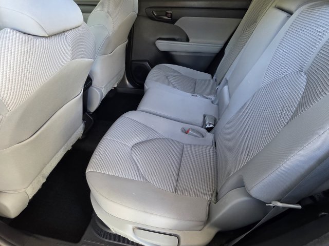 Used 2023 Toyota Highlander LE AWD/4WD image 9