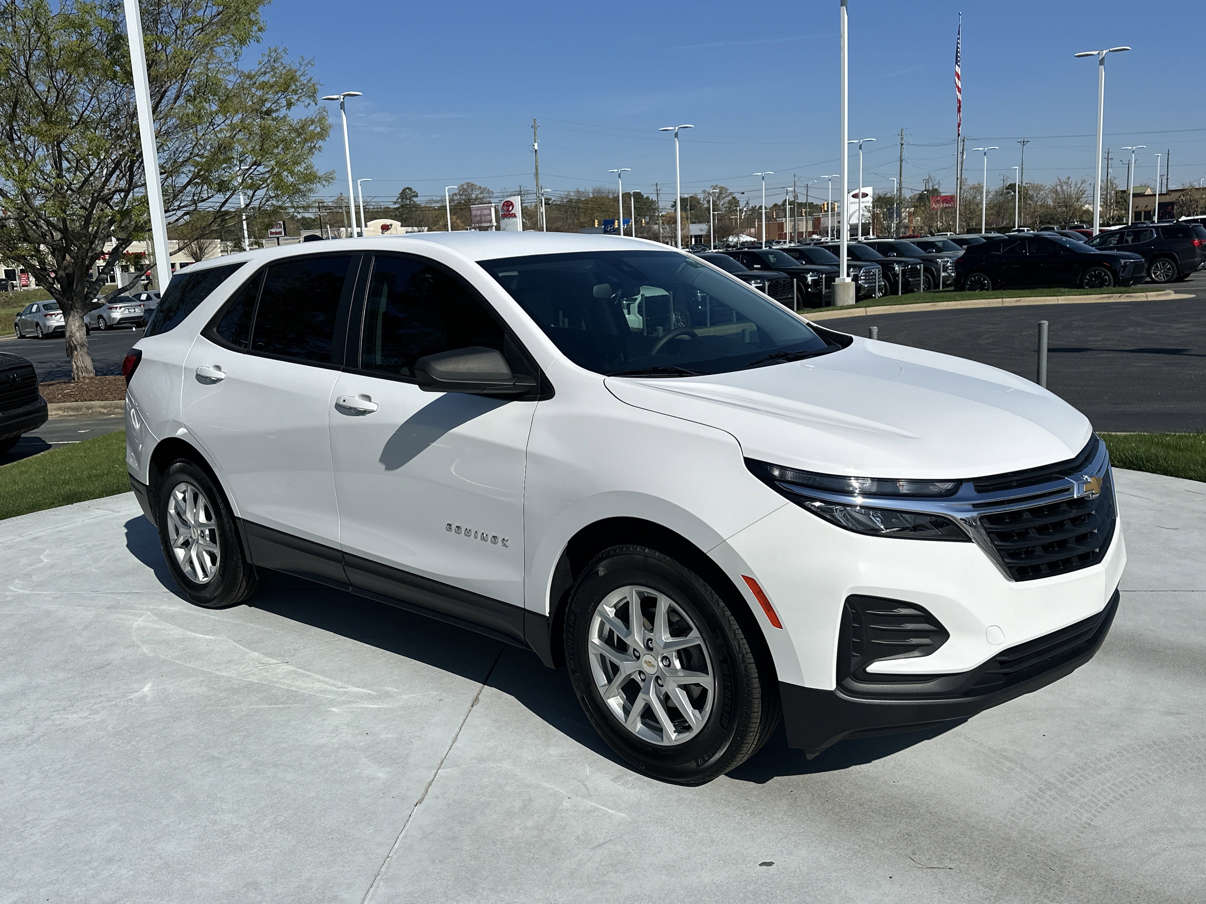 Used 2023 Chevrolet Equinox LS w/ LS Convenience Package image 2