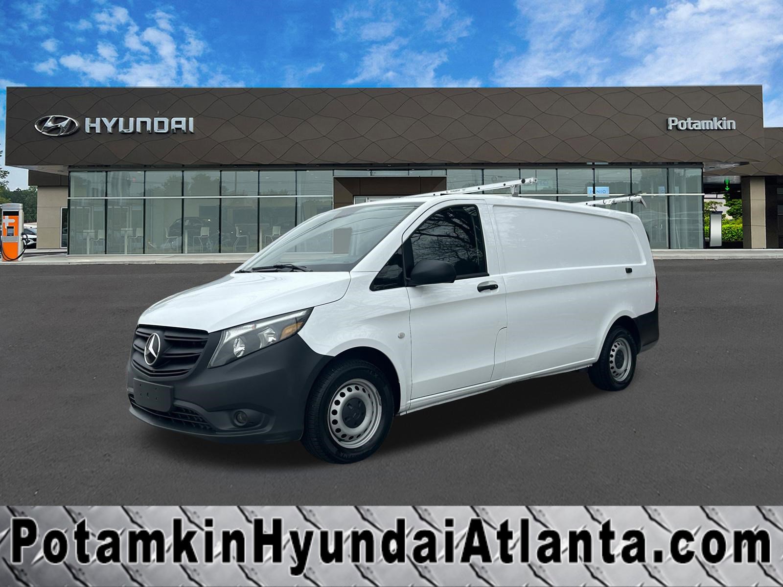 Used 2023 Mercedes-Benz Metris image 1