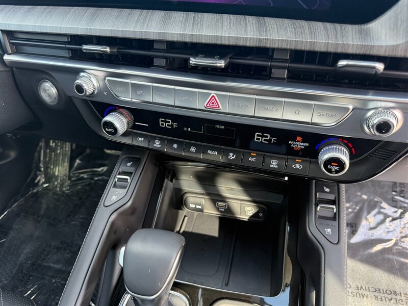 Used 2025 Kia Telluride SX w/ SX Captain's Chair Package FWD image 30
