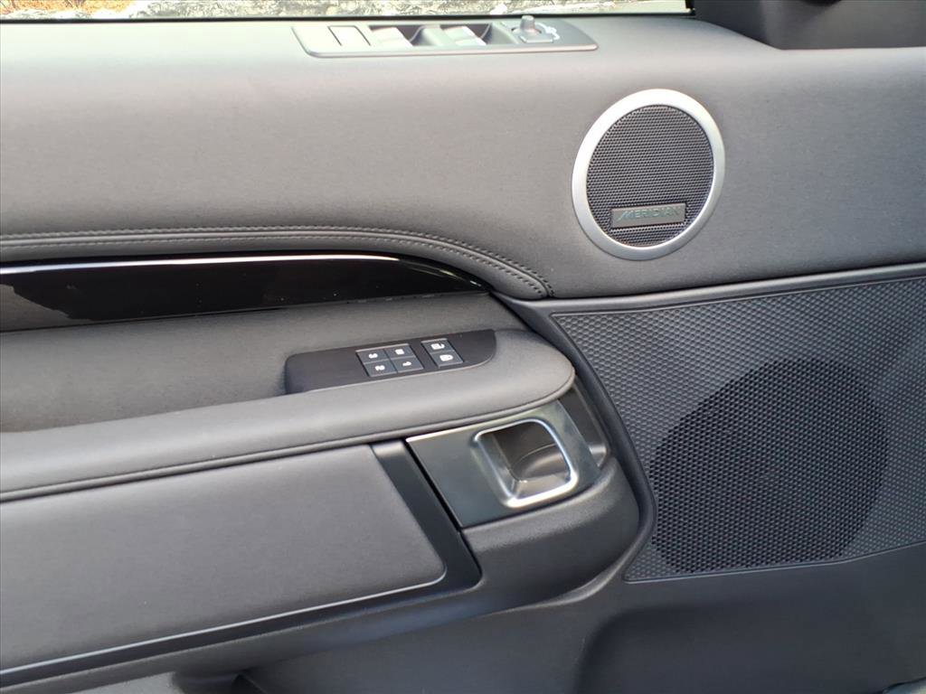 Certified 2025 Land Rover Discovery S image 10