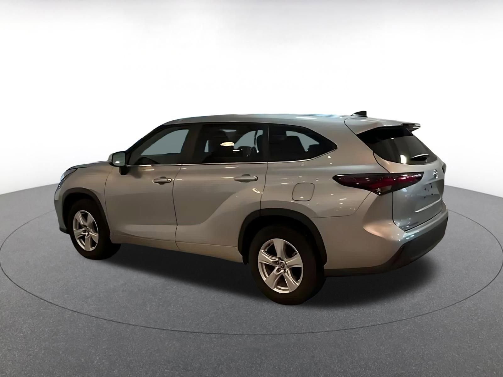 Used 2025 Toyota Highlander LE FWD image 12