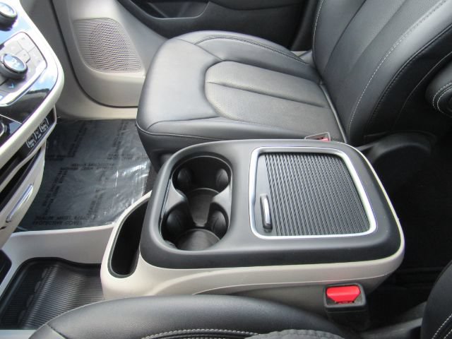 Used 2024 Chrysler Pacifica Touring-L FWD image 47