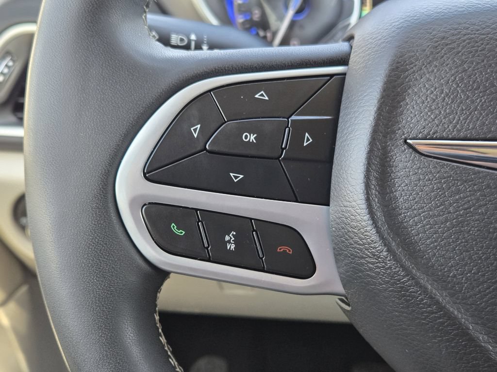 Used 2024 Chrysler Pacifica Touring-L FWD image 27