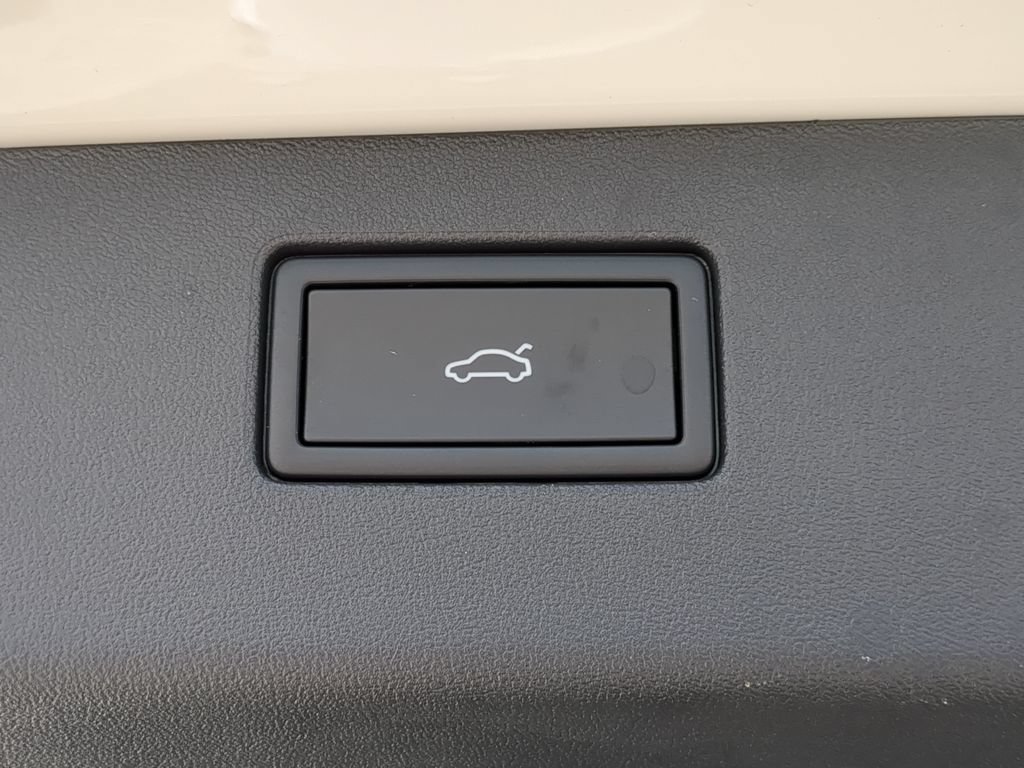 Certified 2026 Volkswagen Tiguan SE R-Line FWD image 10