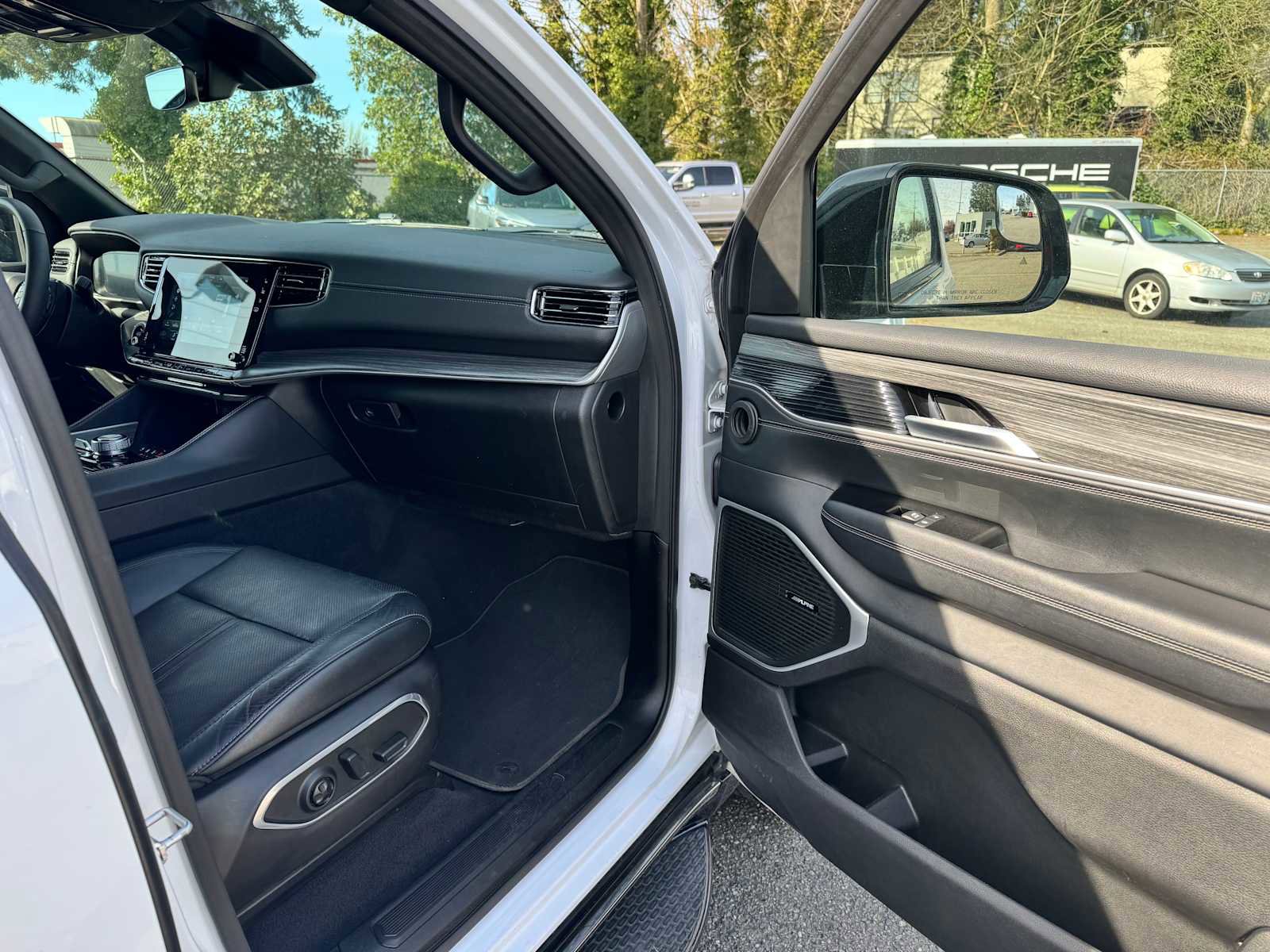 Used 2024 Jeep Wagoneer Series II w/ Flexible Seating Group image 10