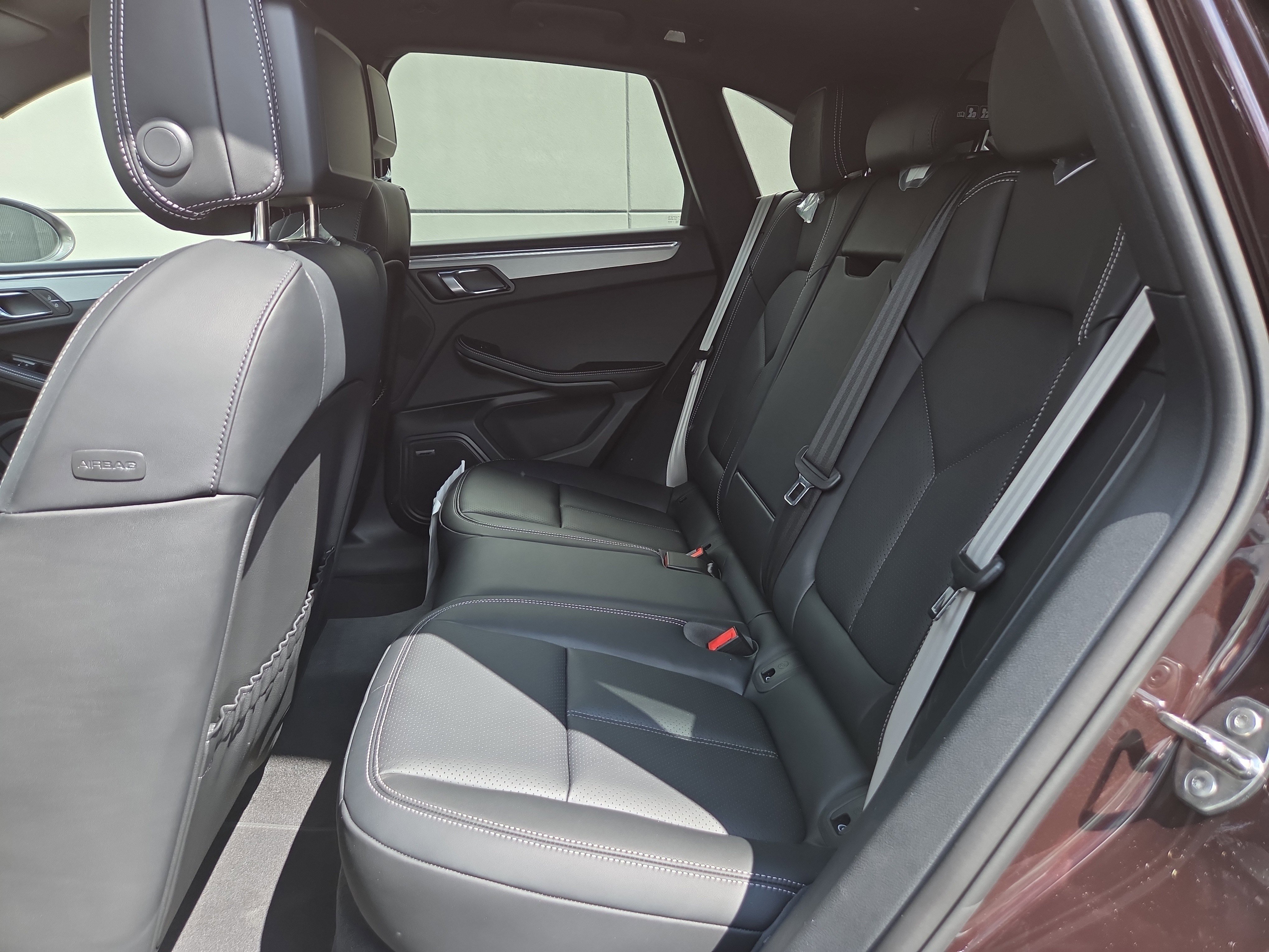 Used 2025 Porsche Macan AWD/4WD image 13