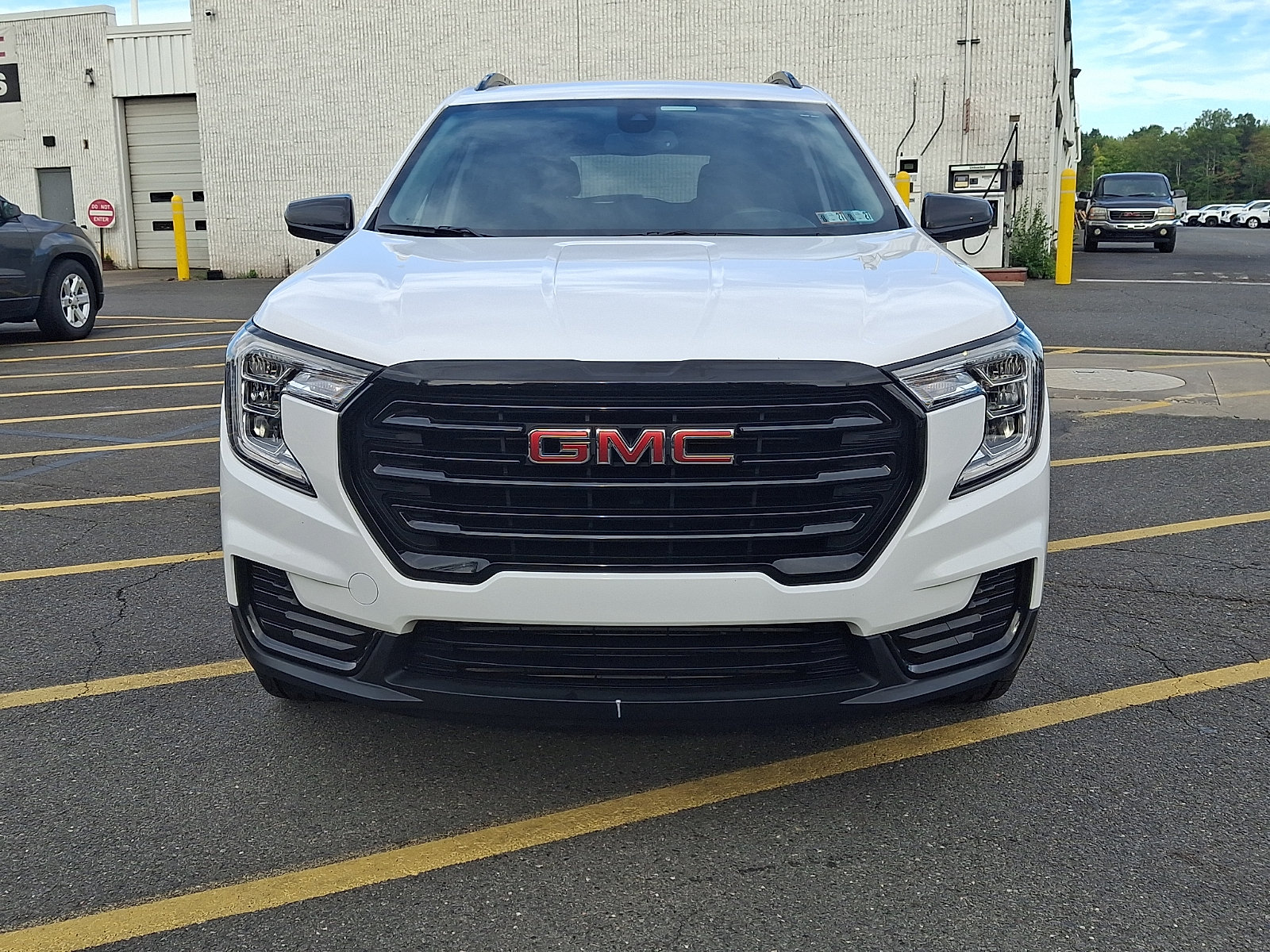 Certified 2023 GMC Terrain SLE w/ Driver Convenience Package AWD/4WD image 2