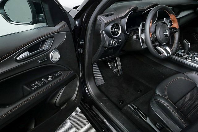 New 2025 Alfa Romeo Stelvio Sprint image 9