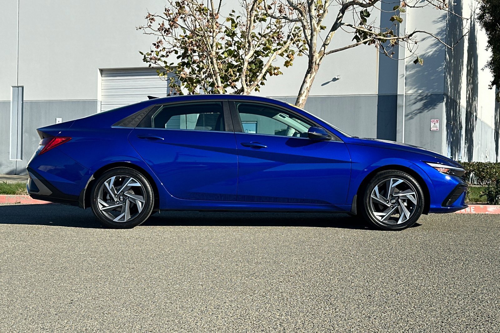 Used 2025 Hyundai Elantra Limited image 3