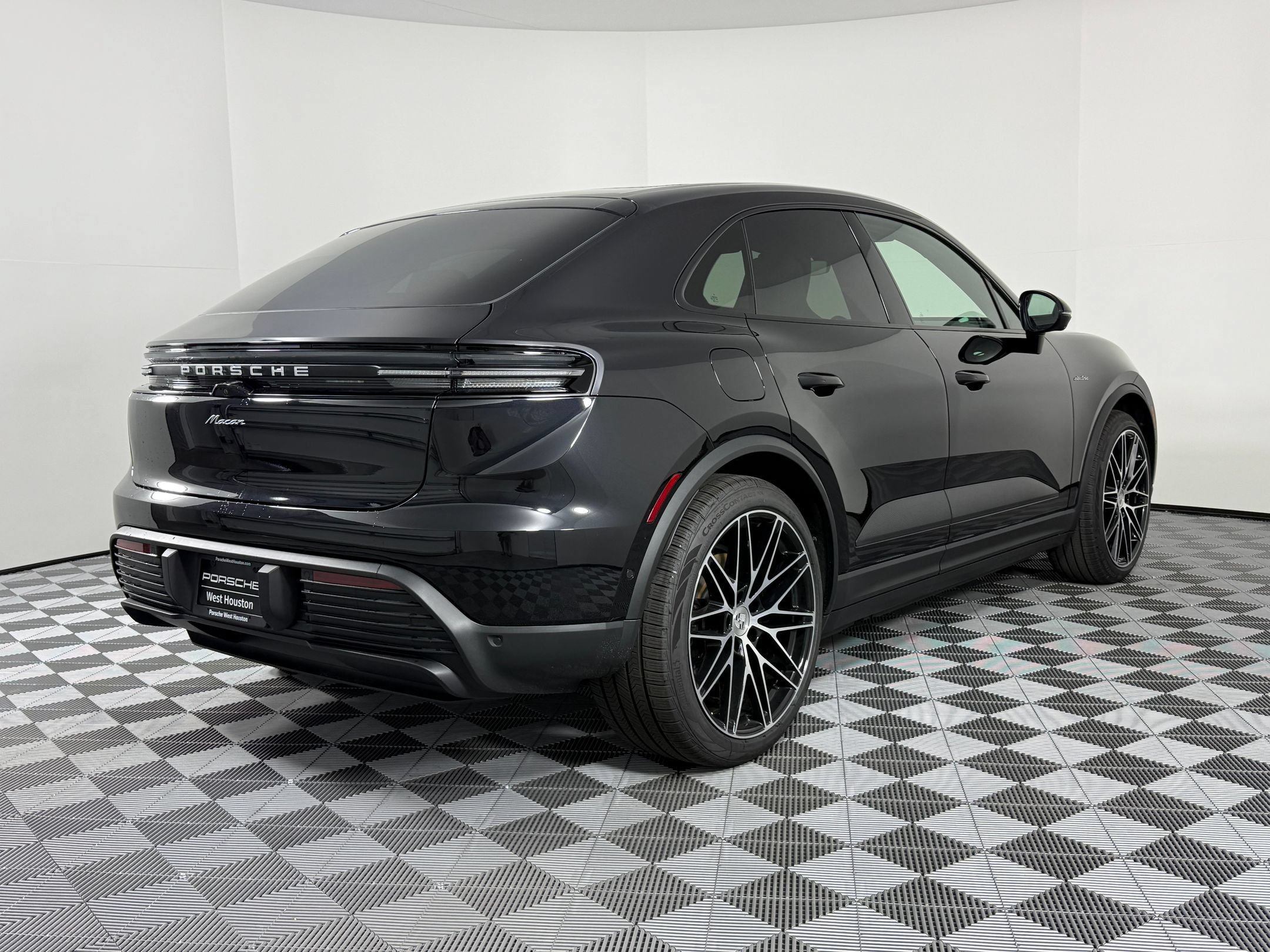 Certified 2026 Porsche Macan Electric RWD image 9