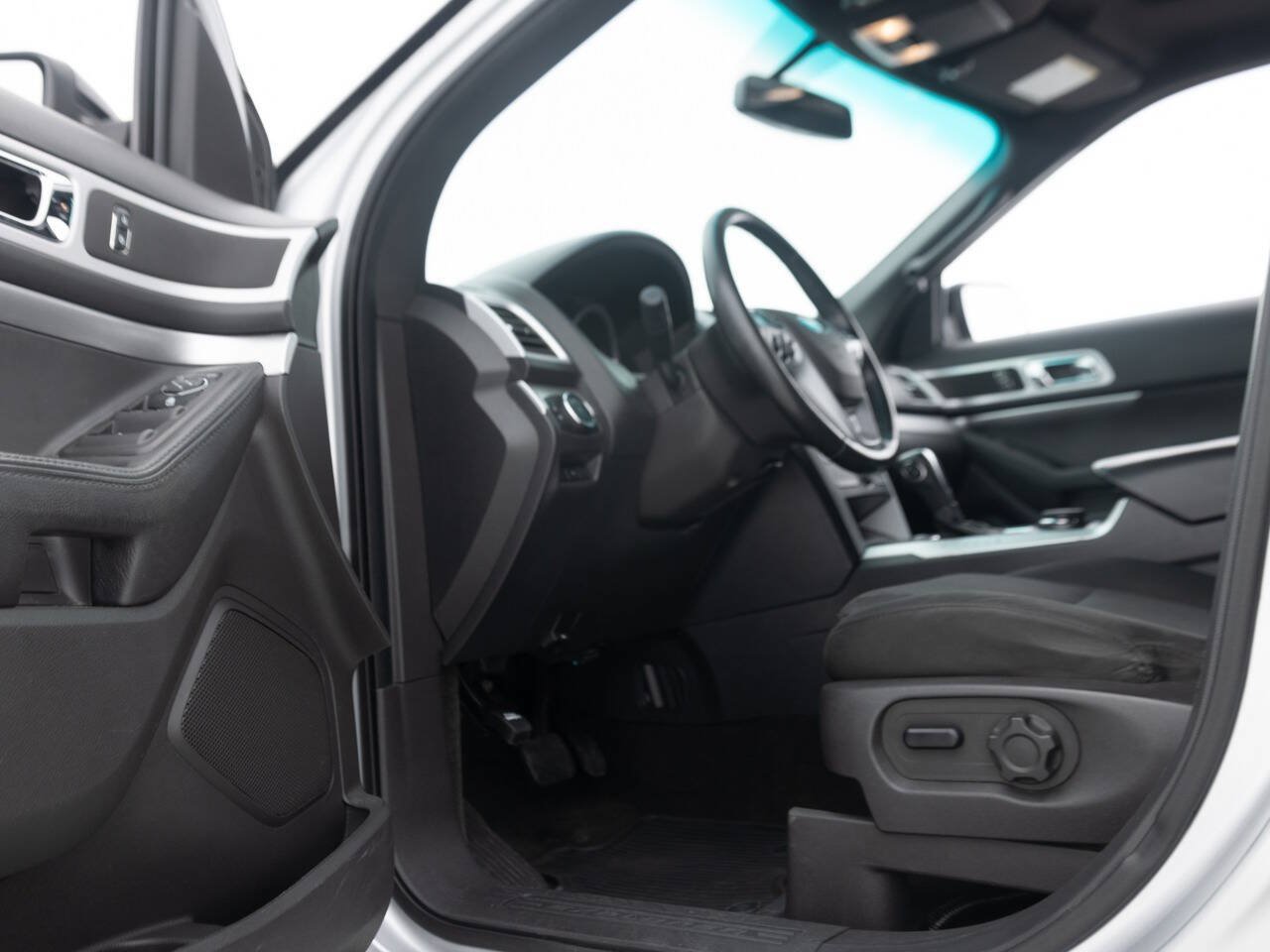 Used 2013 Ford Explorer XLT AWD/4WD image 26