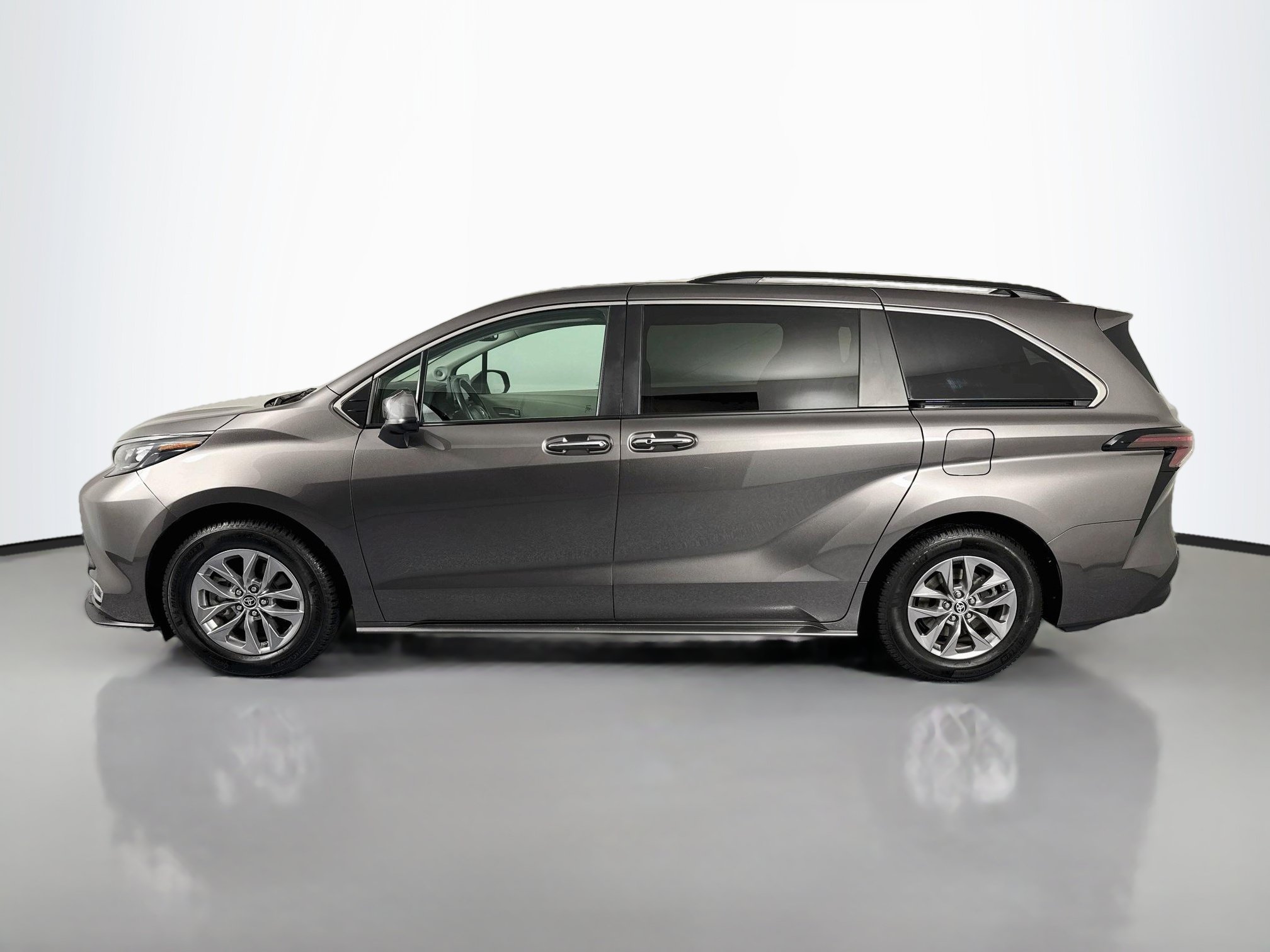 Used 2024 Toyota Sienna XLE w/ XLE Plus Package AWD/4WD image 8