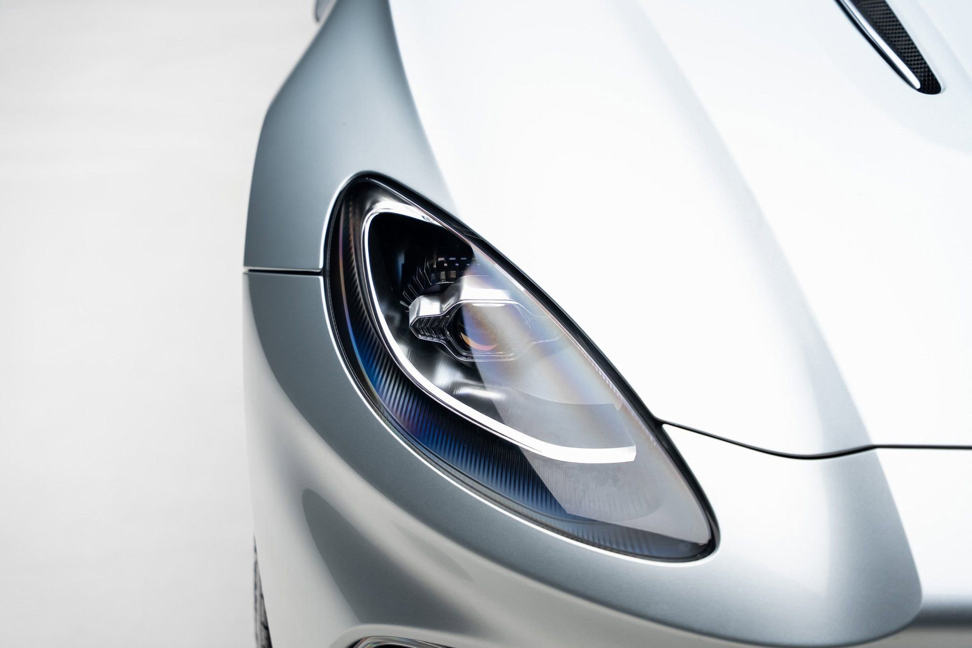 Used 2022 Aston Martin DBX image 11