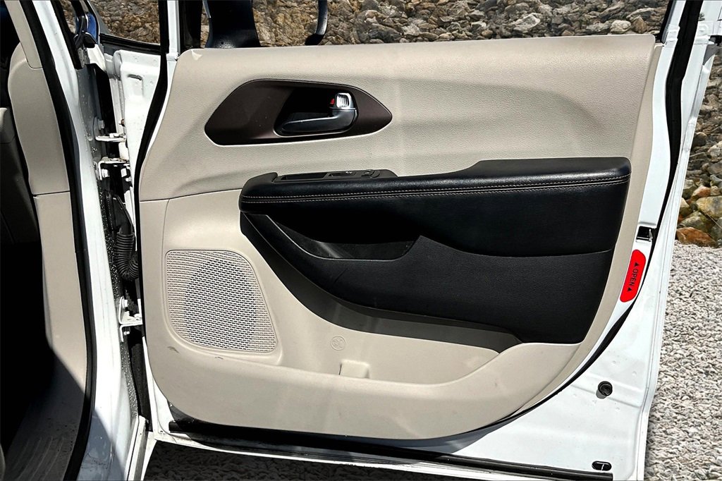 Used 2019 Chrysler Pacifica L image 13