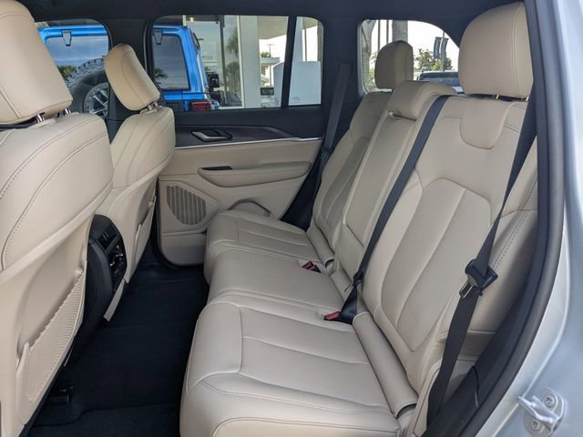 Used 2025 Jeep Grand Cherokee Limited image 16