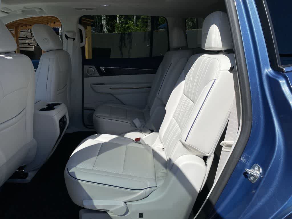Used 2025 Buick Enclave Avenir w/ Super Cruise Package AWD/4WD image 16