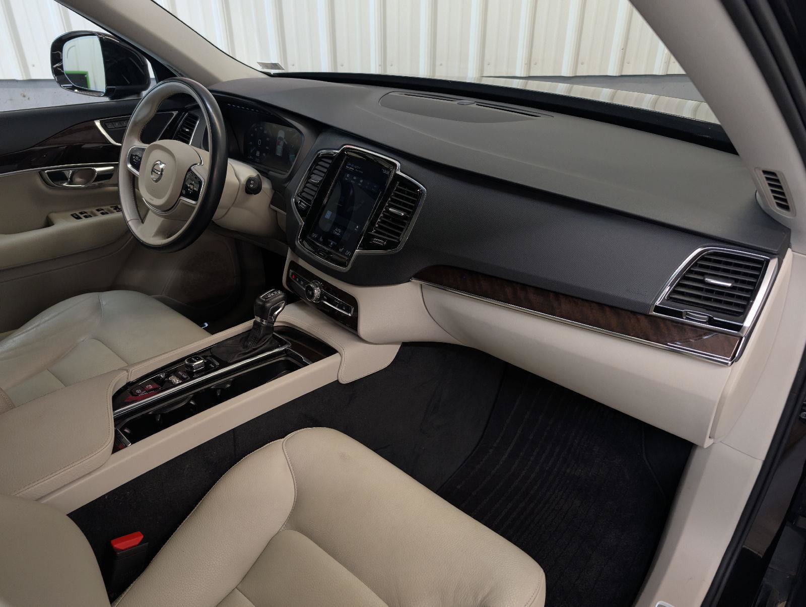 Used 2017 Volvo XC90 T6 Momentum w/ Vision Package AWD/4WD image 5
