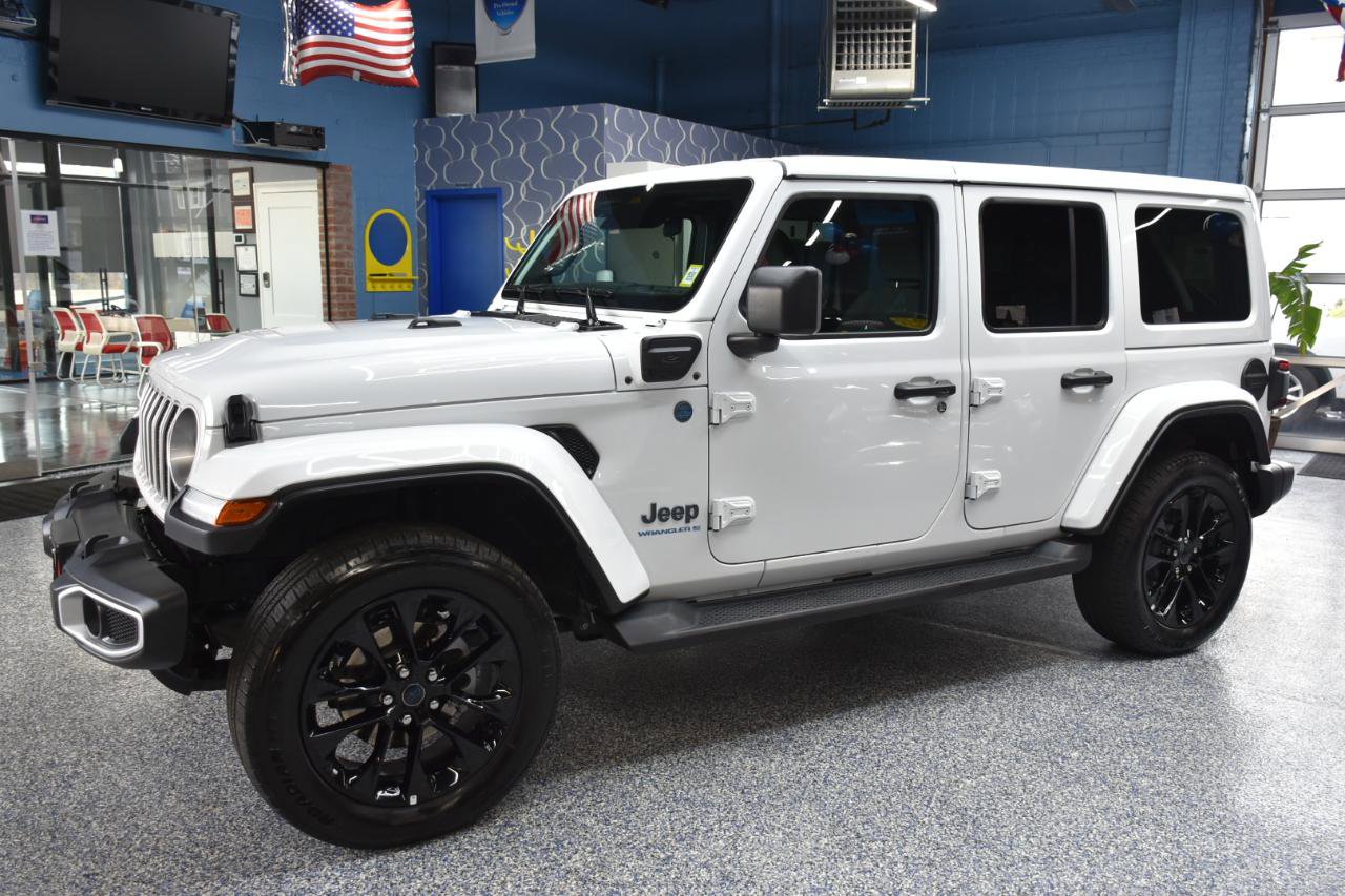 Used 2025 Jeep Wrangler Sahara image 9